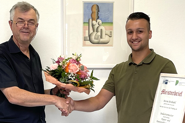 Kevin Krebiehl hat Meisterprüfung bestandenen Geschäftsführer Alex Schickel (links) gratuliert Kevin Krebiehl